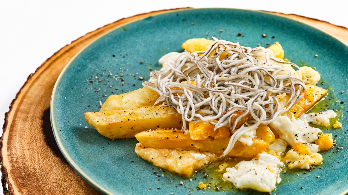 Huevos rotos con gulas, ideal para un picoteo