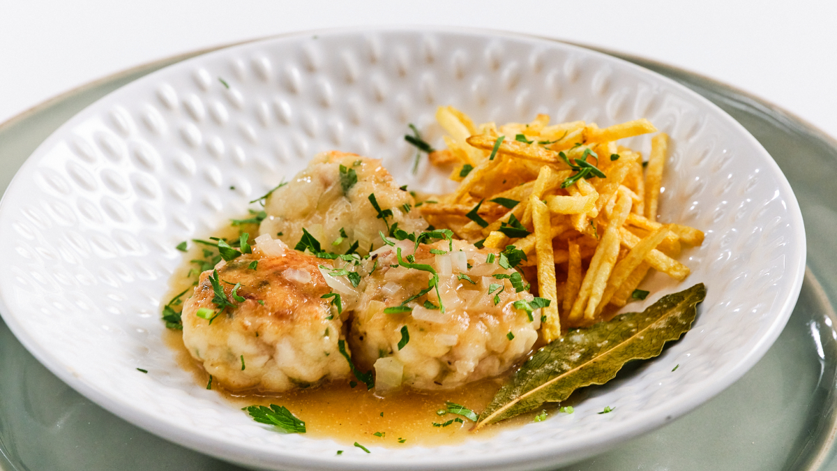 Unas exquisitas albóndigas de merluza en salsa marinera