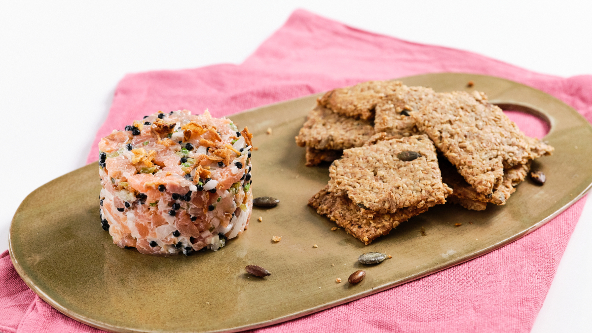 El tartar de salmón con crackers de semillas que siempre triunfa