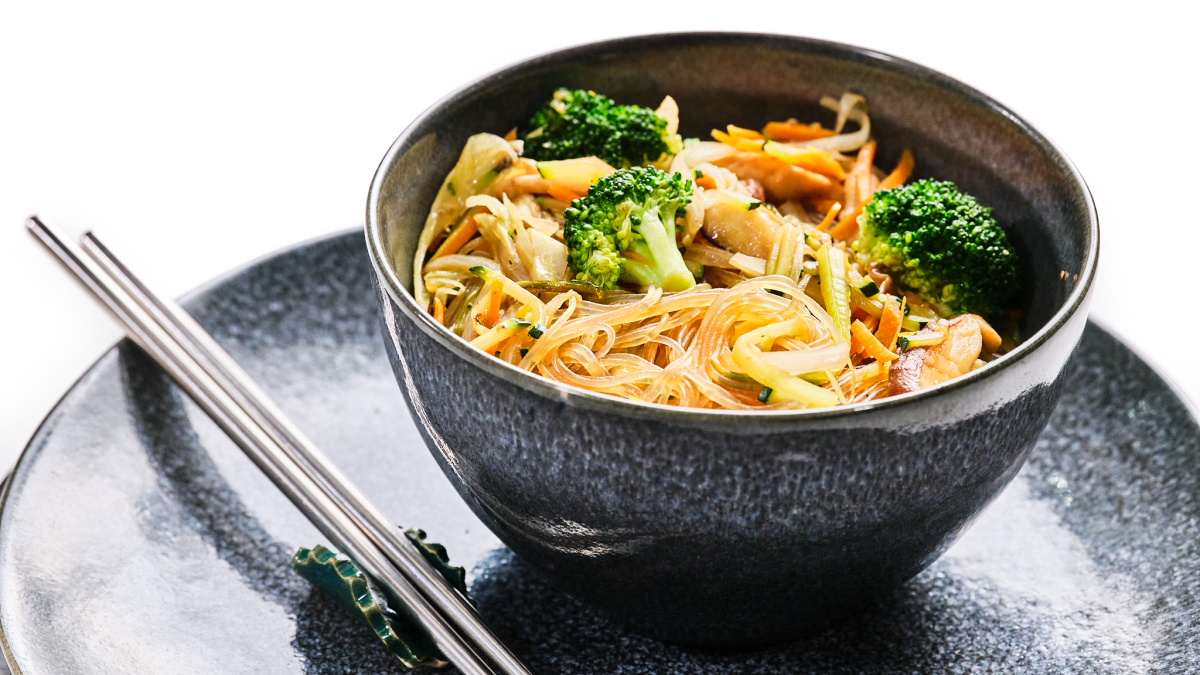 Un salteado de verduras con fideos de arroz que da mucho juego-image