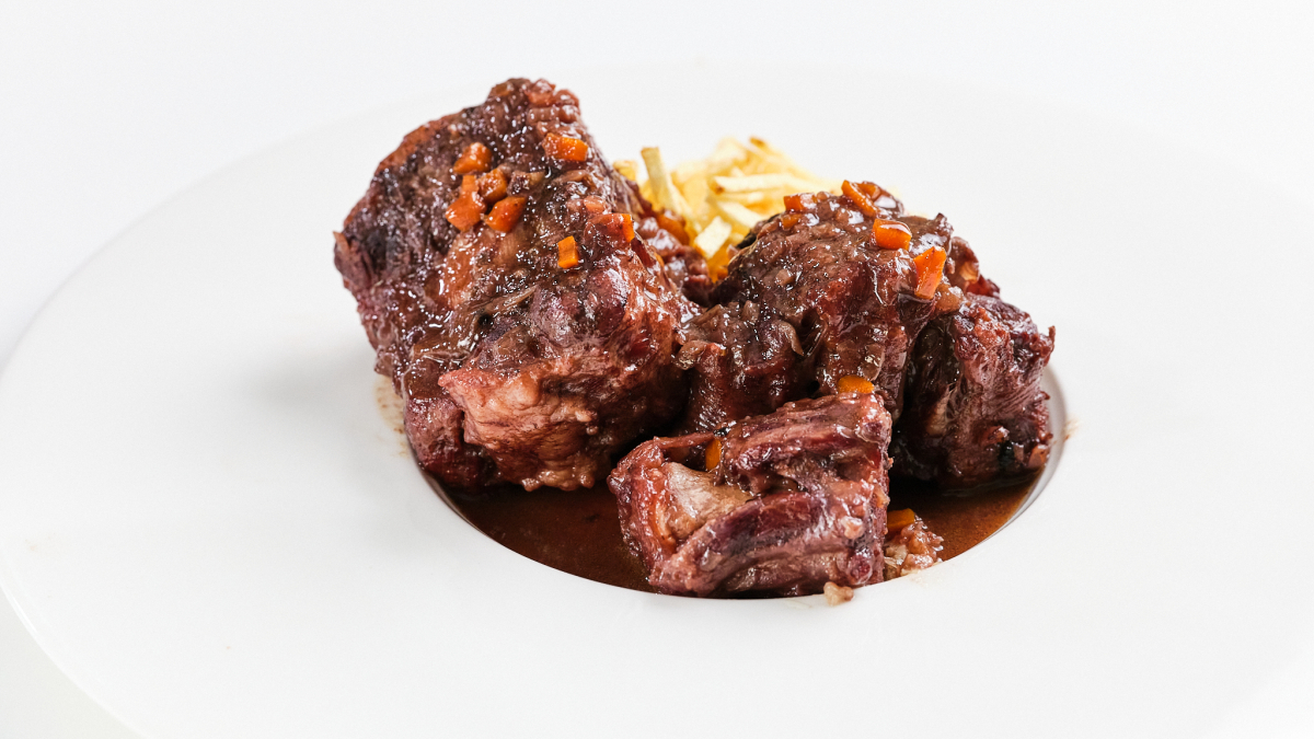 Un rabo de toro al vino tinto exquisito-image