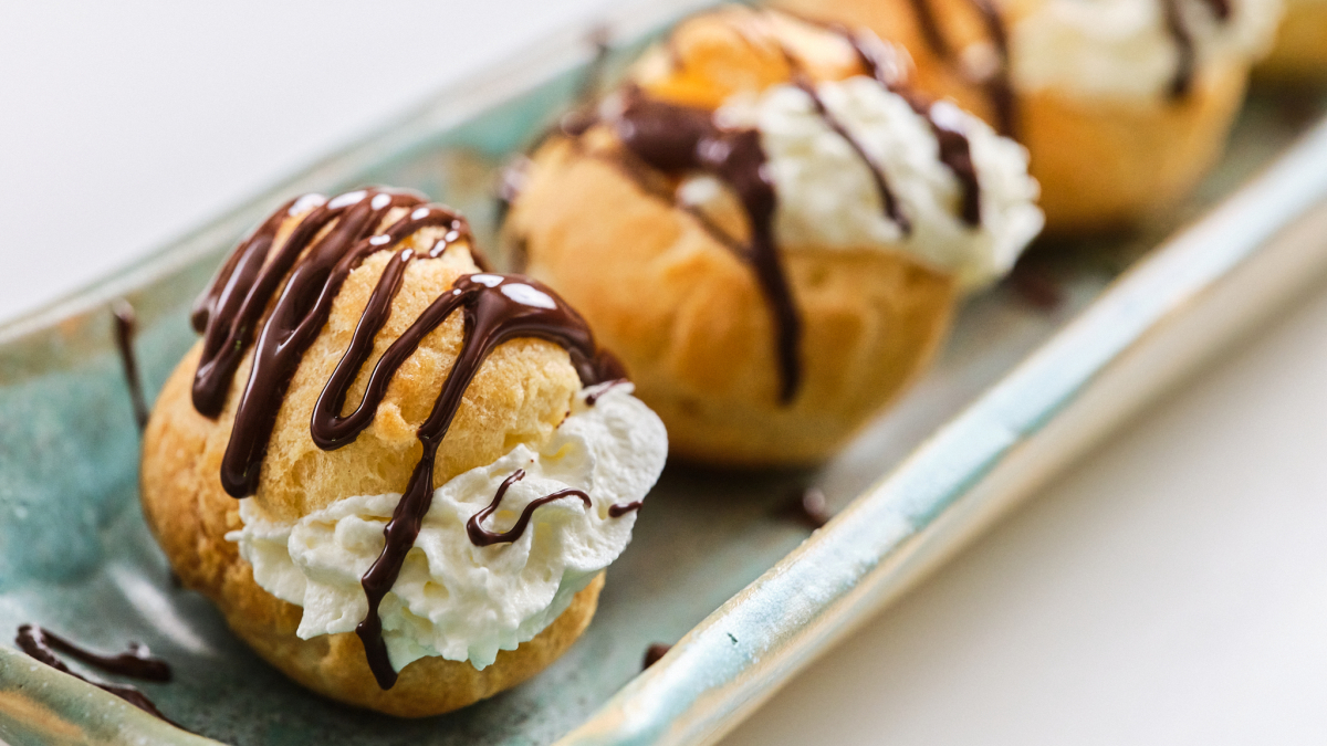 Unos profiteroles con nata que saben muy bien