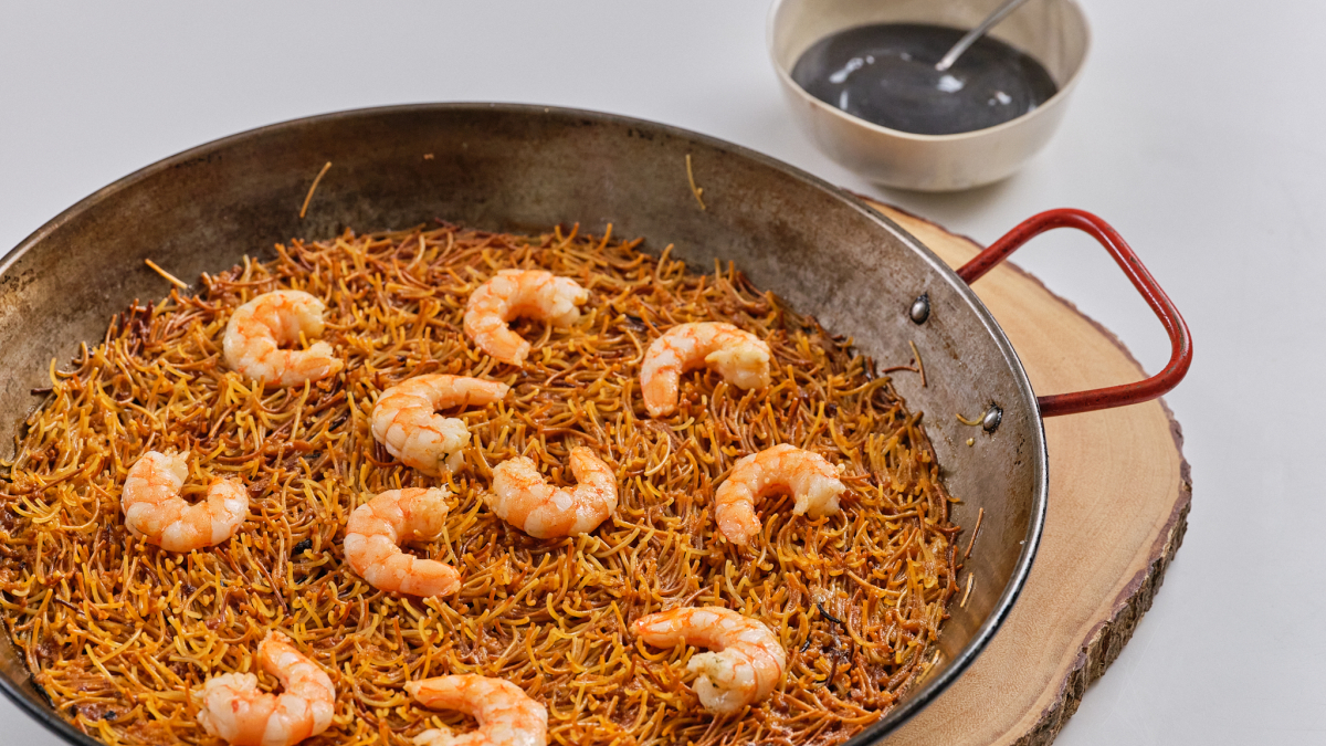 Una fideuá de langostinos con intenso sabor a mar