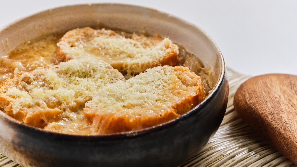 La deliciosa y sabrosa sopa de cebolla-image