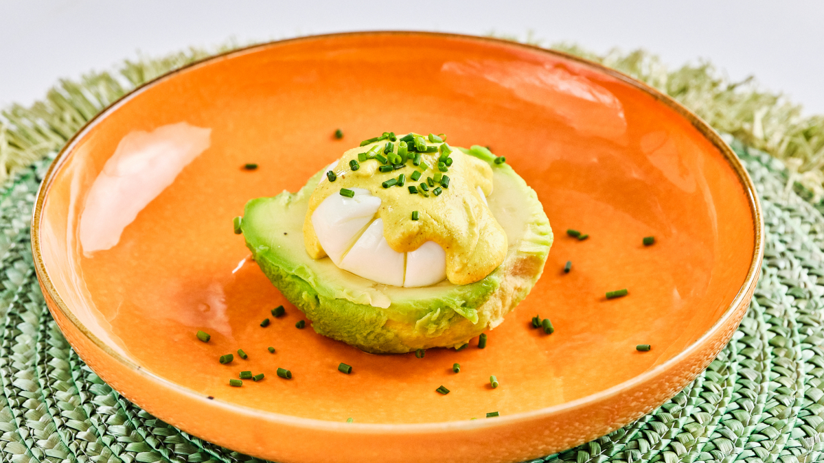 Unos deliciosos aguacates rellenos con salsa de curry