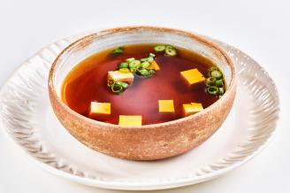 Presentación final de la sopa al estilo miso