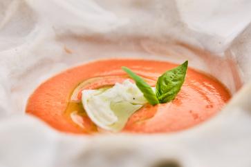 Una crema de tomate y albahaca suave y saludable