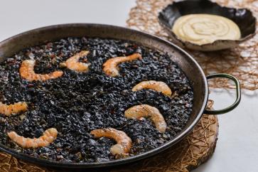 Receta de arroz negro con alioli de langostinos
