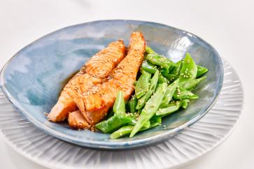 Un salmón al horno con salsa teriyaki para disfrutar de principio a fin