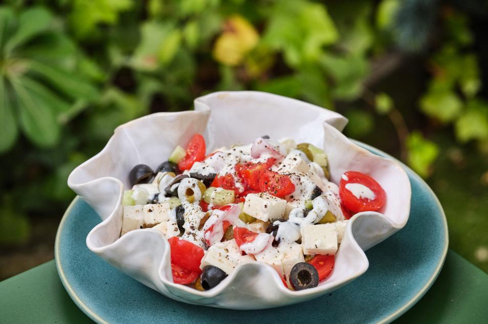 Presentación de la ensalada griega con aliño de yogur.