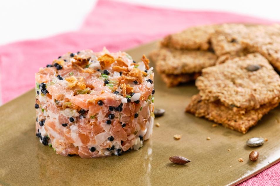 Presentación de tartar de salmón con crackers de semillas