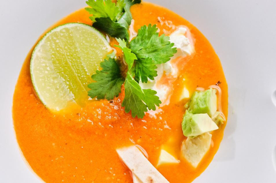 Presentación final de la sopa de tomate al estilo azteca.
