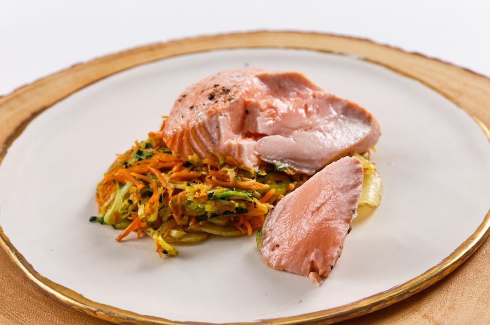 Presentación del salmón en papillote al horno con verduras.