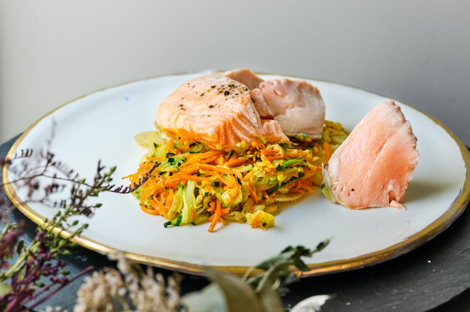 Presentación del salmón en papillote al horno con verduras.