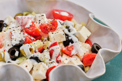 Presentación de la ensalada griega con aliño de yogur.