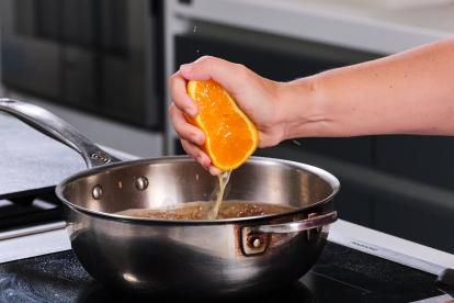 Exprimir la naranja en la salsa