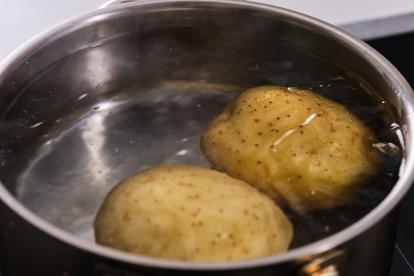 Cocer las patatas en agua