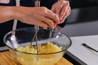 Añadir los huevos a la patata machacada