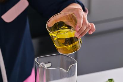 Para hacer el pesto, añadir aceite a una jarra