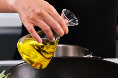 Calentar un wok con aceite