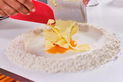 Añadir la mantequilla en pomada en el centro de la harina