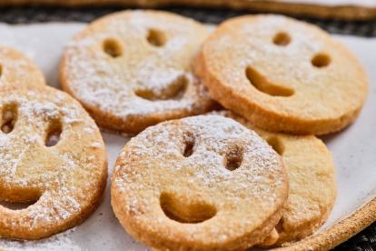 Presentación de galletas con forma de caras sonrientes.