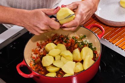 Cortar las patatas y añadir al sofrito