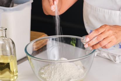 Añadir la levadura química al bol con los ingredientes