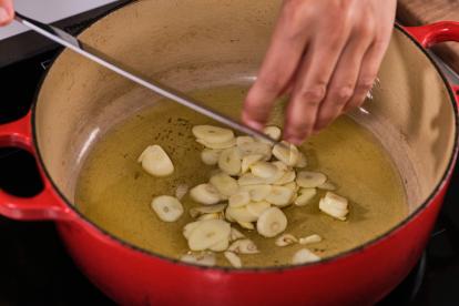 En una cazuela, calentar un poco de aceite de oliva. Añadir el ajo y sofreír hasta dorar.