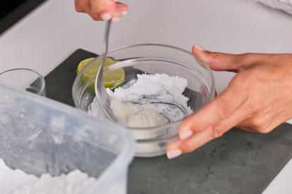 Remover la glasa mientras se añade el azúcar glass