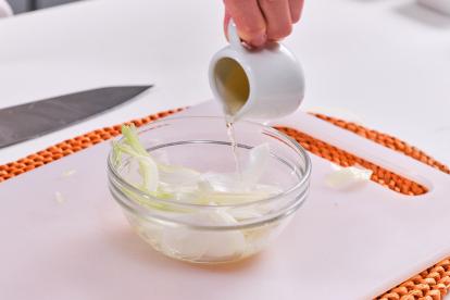 Remojar la cebolleta en vinagre una vez cortada para que pierda la intensidad de sabor