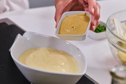Mezclar mayonesa con mostaza