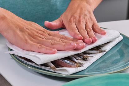 Lavar el pescado y secarlo bien con papel absorbente