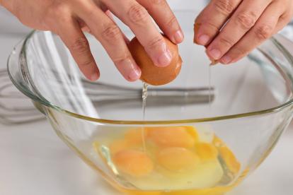 Cascar los huevos. Añadir a un bol.
