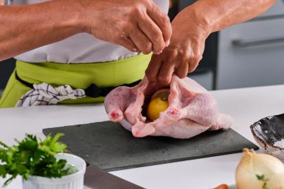 Sazonar la cavidad interna del pollo con sal.