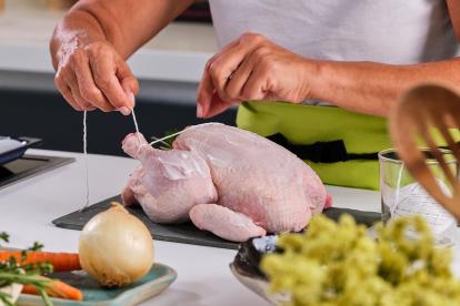 Atar el pollo con hilo bramante para que no se salga el relleno y mantenga una forma bonita durante el asado. Salar.