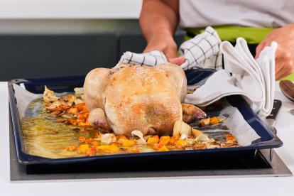 Cuando el pollo esté asado y tenga un color bonito, sacar la bandeja del horno con cuidado.