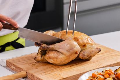 Sujetar el pollo y separar el contramuslo cortando por la articulación
