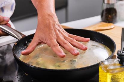 Colocar el plato sobre la sartén