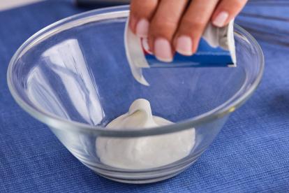 Vaciar el yogur en un bol
