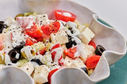 La (muy) refrescante ensalada griega con aliño de yogur