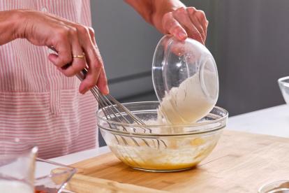 Añadir la harina a los huevos poco a poco, removiendo mientras para que se integren bien