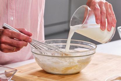 Incorporar la leche a la mezcla anterior, removiendo constantemente para evitar los grumos
