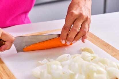 Cortar también la zanahoria y el ajo