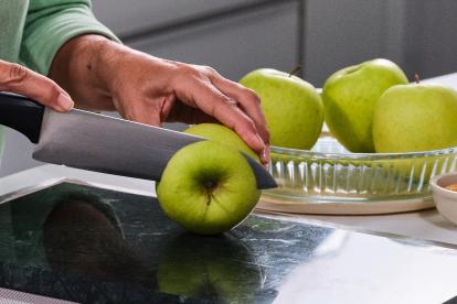 Cortar la “tapa” de las manzanas