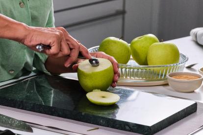 Vaciar el centro de las manzanas con la ayuda de una cucharilla