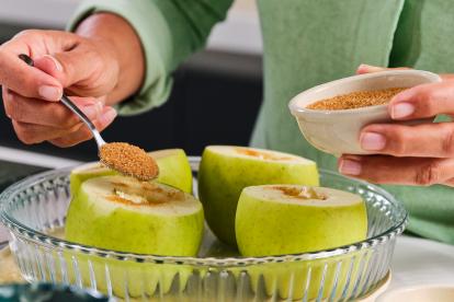 Introducir una cucharada de azúcar moreno en cada manzana