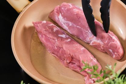 Dorar la carne en la sartén