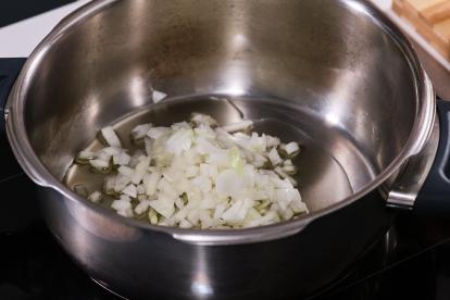 Rehogar la cebolla en una olla, en un fondito de aceite