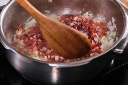 Añadir el jamón a la cebolla y cocinar todo junto